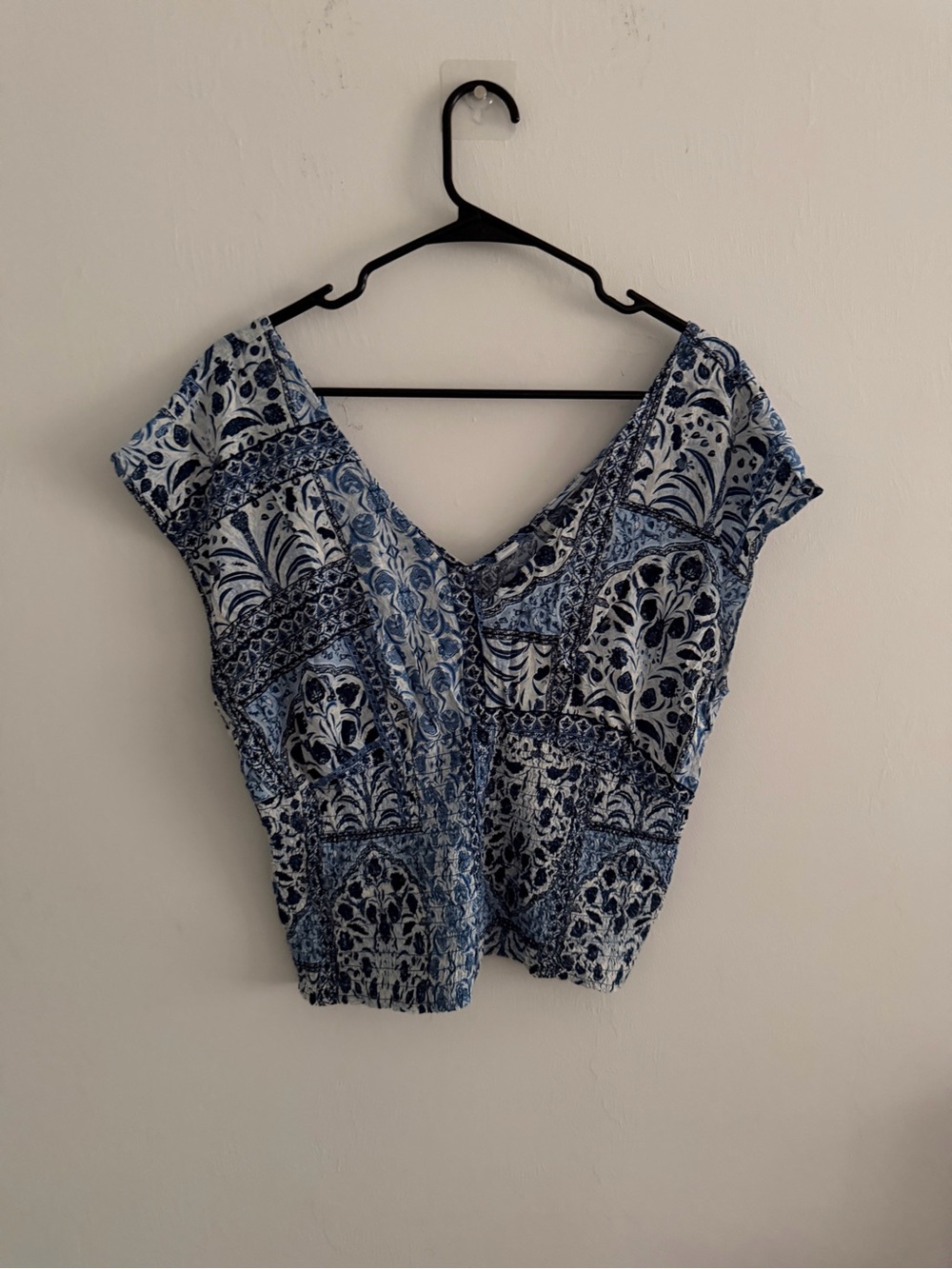 Old Navy Blue and White Printed V-Neck Blouse